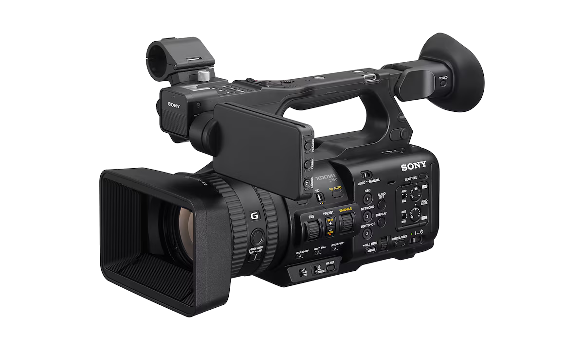 Imagen de una videocámara profesional Sony con controles de avanzada y diseño ergonómico